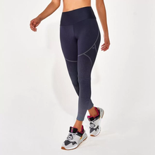 Laden Sie das Bild in den Galerie-Viewer, Model Front: Alto Giro Fitness Bas Legging Hyper Ag Graphic Degrade Preto
