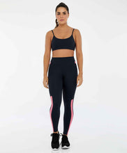 Laden Sie das Bild in den Galerie-Viewer, Model Front: Alto Giro Fitness Bas Legging Hyper Detalhe Cos Preto
