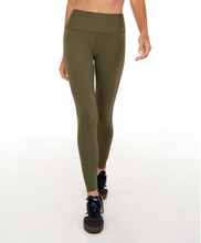 Laden Sie das Bild in den Galerie-Viewer, Model Front: Alto Giro Fitness Bas Legging Hyper Zero Verde Olive
