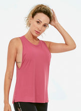 Laden Sie das Bild in den Galerie-Viewer, Model Front: Alto Giro Fitness Haut Regata Skin Fit Aberturas Laterais Cinza Rosa
