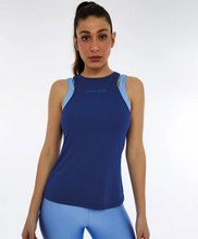 Laden Sie das Bild in den Galerie-Viewer, Model Front: Alto Giro Fitness Haut Regata Skin Fit Alcas Duplas Azul Sodalite
