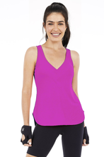 Laden Sie das Bild in den Galerie-Viewer, Model Front: Alto Giro Fitness Haut Regata Skin Fit Alongada Gola V Pink Orchid
