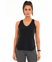 Laden Sie das Bild in den Galerie-Viewer, Model Front: Alto Giro Fitness Haut Regata Skin Fit Alongada Gola V Preto
