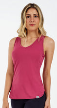 Laden Sie das Bild in den Galerie-Viewer, Model Front: Alto Giro Fitness Haut Regata Skin Fit Alongada Gola V Rosa
