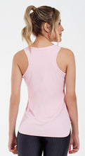 Laden Sie das Bild in den Galerie-Viewer, Model Back: Alto Giro Fitness Haut Regata Skin Fit Alongada Gola V Rosa Clara
