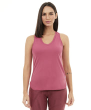 Laden Sie das Bild in den Galerie-Viewer, Model Front: Alto Giro Fitness Haut Regata Skin Fit Alongada Gola V Roxo Reset
