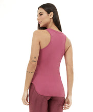Laden Sie das Bild in den Galerie-Viewer, Model Back: Alto Giro Fitness Haut Regata Skin Fit Alongada Gola V Roxo Reset
