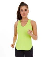 Laden Sie das Bild in den Galerie-Viewer, Model Front: Alto Giro Fitness Haut Regata Skin Fit Alongada Gola V Verde Acidlime
