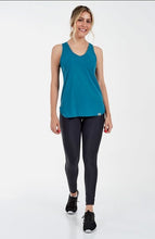 Laden Sie das Bild in den Galerie-Viewer, Model Front: Alto Giro Fitness Haut Regata Skin Fit Alongada Gola V Verde Strong
