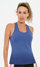 Laden Sie das Bild in den Galerie-Viewer, Model Front: Alto Giro Fitness Haut Regata Skin Fit Degrade Marinho
