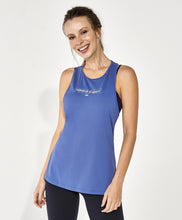 Laden Sie das Bild in den Galerie-Viewer, Model Front: Alto Giro Fitness Haut Regata Skin Fit Inspiracional Nadador Azul Moonlight
