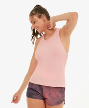 Laden Sie das Bild in den Galerie-Viewer, Model Front: Alto Giro Fitness Haut Regata Speed Detalhe Vazado Costas Coral Cream
