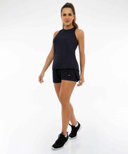 Laden Sie das Bild in den Galerie-Viewer, Model Front: Alto Giro Fitness Bas Shorts Bahamas Elastic Abertura Lateral Preto
