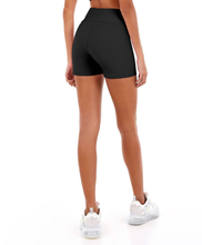 Laden Sie das Bild in den Galerie-Viewer, Model Back: Alto Giro Fitness Bas Shorts Blackout Soft Preto
