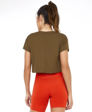Laden Sie das Bild in den Galerie-Viewer, Model Back: Alto Giro Fitness Haut T-Shirt Cropped Skin Fit Gym Verde Olive
