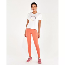 Laden Sie das Bild in den Galerie-Viewer, Model Front: Alto Giro Fitness Haut T-Shirt Radiosa Love Is Off White
