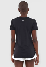 Laden Sie das Bild in den Galerie-Viewer, Model Back: Alto Giro Fitness Haut T-Shirt Skin Fit Alongada Gola V Preto
