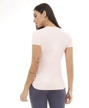 Laden Sie das Bild in den Galerie-Viewer, Model Back: Alto Giro Fitness Haut T-Shirt Skin Fit Alongada Gola V Rosa Respire
