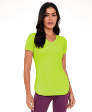 Laden Sie das Bild in den Galerie-Viewer, Model Front: Alto Giro Fitness Haut T-Shirt Skin Fit Alongada Gola V Verde Acidlime
