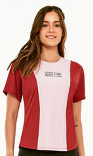 Laden Sie das Bild in den Galerie-Viewer, Model Front: Alto Giro Fitness Haut T-Shirt Skin Fit Energy Flows Rosa
