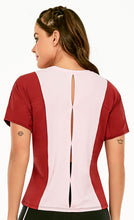 Laden Sie das Bild in den Galerie-Viewer, Model Back: Alto Giro Fitness Haut T-Shirt Skin Fit Energy Flows Rosa
