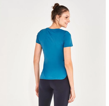 Laden Sie das Bild in den Galerie-Viewer, Model Back: Alto Giro Fitness Haut T-Shirt Skin Fit Frases Inspiracionais Verde Strong
