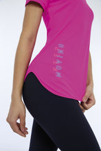Laden Sie das Bild in den Galerie-Viewer, Image 02: Alto Giro Fitness Haut T-Shirt Skin Fit Inspiracionais Pink Choque
