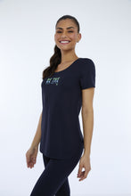Laden Sie das Bild in den Galerie-Viewer, Model Front: Alto Giro Fitness Haut T-Shirt Skin Fit Inspiracionais Preto
