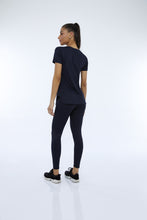 Laden Sie das Bild in den Galerie-Viewer, Model Back: Alto Giro Fitness Haut T-Shirt Skin Fit Inspiracionais Preto
