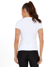 Laden Sie das Bild in den Galerie-Viewer, Model Back: Alto Giro Fitness Haut T-Shirt Skin Fit Make It Fun Branco Optico

