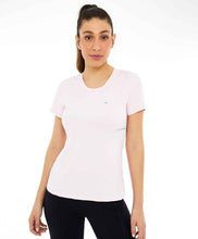 Laden Sie das Bild in den Galerie-Viewer, Model Front: Alto Giro Fitness Haut T-Shirt Skin Fit Recortes Com Refletivos Branco Optico
