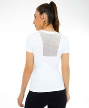 Laden Sie das Bild in den Galerie-Viewer, Model Back: Alto Giro Fitness Haut T-Shirt Skin Fit Recortes Com Refletivos Branco Optico
