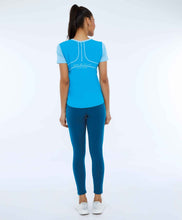 Laden Sie das Bild in den Galerie-Viewer, Model Back: Alto Giro Fitness Haut T-Shirt Skin Fit Recortes Sport Azul Vivid

