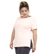 Laden Sie das Bild in den Galerie-Viewer, Model Front: Alto Giro Fitness Haut T-Shirt Skin Fit Silk Gola Plus Rosa Respire
