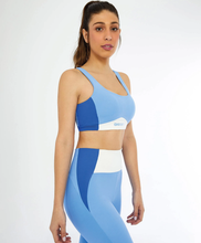 Laden Sie das Bild in den Galerie-Viewer, Model Front: Alto Giro Fitness Haut Top Blackout Cos Anatomico Azul Soft

