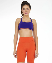 Laden Sie das Bild in den Galerie-Viewer, Model Front: Alto Giro Fitness Haut Top Blackout Ii Recorte Costas Fusionado Roxo Eletric
