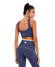 Laden Sie das Bild in den Galerie-Viewer, Model Back: Alto Giro Fitness Haut Top Blackout Recorte Tela Cinza Odyssey
