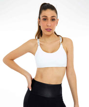 Laden Sie das Bild in den Galerie-Viewer, Model Front: Alto Giro Fitness Haut Top Bodytex Alcas Personalizadas Branco
