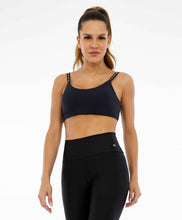 Laden Sie das Bild in den Galerie-Viewer, Model Front: Alto Giro Fitness Haut Top Bodytex Alcas Personalizadas Preto
