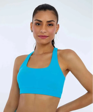 Laden Sie das Bild in den Galerie-Viewer, Model Front: Alto Giro Fitness Haut Top Hyper Costas Cruzadas Azul Scuba
