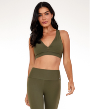 Laden Sie das Bild in den Galerie-Viewer, Model Front: Alto Giro Fitness Haut Top Hyper Costas Nadador Verde Olive
