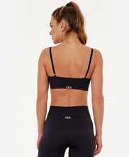 Laden Sie das Bild in den Galerie-Viewer, Model Back: Alto Giro Fitness Haut Top Sem Costura Essential Preto
