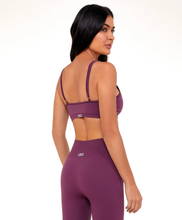 Laden Sie das Bild in den Galerie-Viewer, Model Back: Alto Giro Fitness Haut Top Sem Costura Essential Roxo Wine
