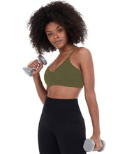 Laden Sie das Bild in den Galerie-Viewer, Model Front: Alto Giro Fitness Haut Top Sem Costura Essential Verde Kalamata
