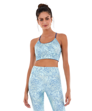 Laden Sie das Bild in den Galerie-Viewer, Model Front: Alto Giro Fitness Haut Top Staff Alcinha Dupla Face Azul Movement
