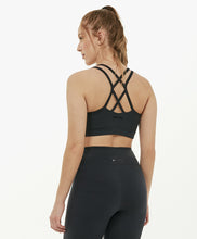 Laden Sie das Bild in den Galerie-Viewer, Model Back: Alto Giro Fitness Haut Top Supplex Tiras Costas Preto
