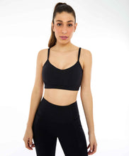 Laden Sie das Bild in den Galerie-Viewer, Model Front: Alto Giro Fitness Haut Top Unique Reverse Preto
