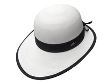 Laden Sie das Bild in den Galerie-Viewer, Model Front: De Punta En Blanco Chapeau Panama Lady Golf White Black
