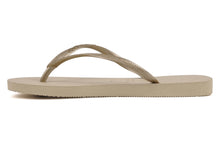 Laden Sie das Bild in den Galerie-Viewer, Model Back: Havaianas Tongs Slim Sand Grey/Light Golden
