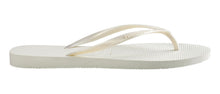 Laden Sie das Bild in den Galerie-Viewer, Model Back: Havaianas Tongs Slim White
